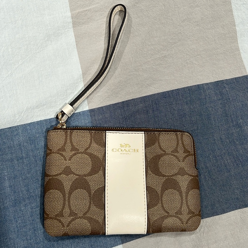 COPY - Coach Wristlet New